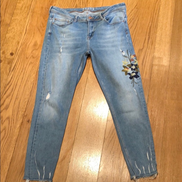 Zara Denim - ⭐️[ Zara ] Z1975 Embroidered Jeans w/ Frayed Hem